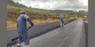 Asfaltamento da estrada de Lavras Novas é iniciado em Ouro Preto Prefeitura inicia asfaltamento da estrada de Lavras Novas. Foto - reprodução.