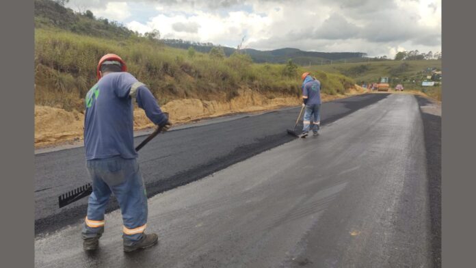 Prefeitura inicia asfaltamento da estrada de Lavras Novas. Foto - reprodução.