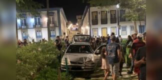 Motorista perde o controle do carro e invade praça de Mariana Motorista perde o controle do carro e invade praça de Mariana