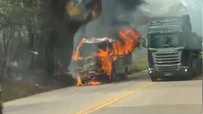 BR-040: ônibus da Serra Verde pega fogo próximo ao Alphaville