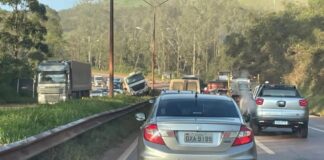 BR-040, Alphaville: carreta atinge barreira de proteção central e fica presa em cima dela BR-040, Alphaville: carreta atinge barreira de proteção central e fica presa em cima dela