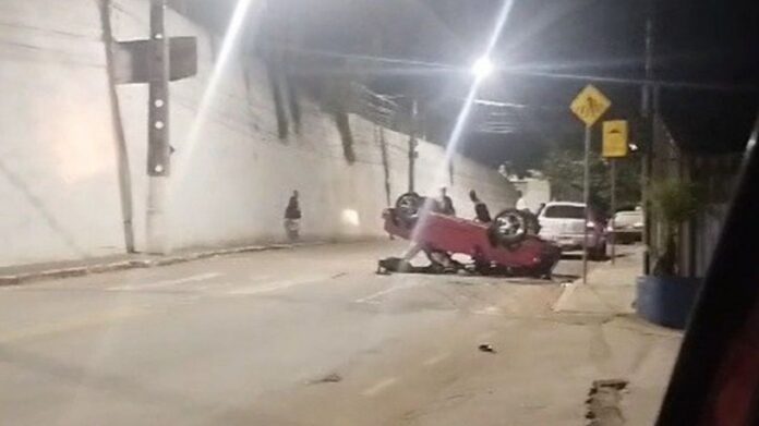 2 acidentes em Itabirito: 1- em moto, irmãos com fraturas; 2 - carro fica de 