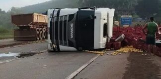 Caminhão tomba e carga de laranja se espalha pela BR-040; veja vídeo Caminhão tomba e laranjas se espalham pela BR-040