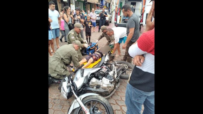 Itabirito, entre Artur Bernardes e Queiroz Júnior: motociclista fica com fratura após choque com carro