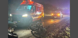 MG: motociclista morre esmagado em acidente que envolveu 2 motos e 1 carreta MG: motociclista morre esmagado em acidente que envolveu 2 motos e carreta