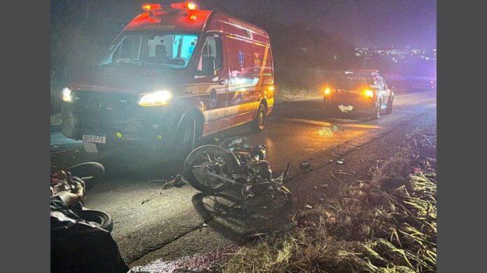 MG: motociclista morre esmagado em acidente que envolveu 2 motos e carreta