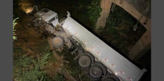 BR-356: motorista salta de caminhão em movimento antes de o veículo cair de ponte de 10 metros de altura BR-356: motorista salta de caminhão em movimento antes de o veículo cair de ponte de 10 metros de altura