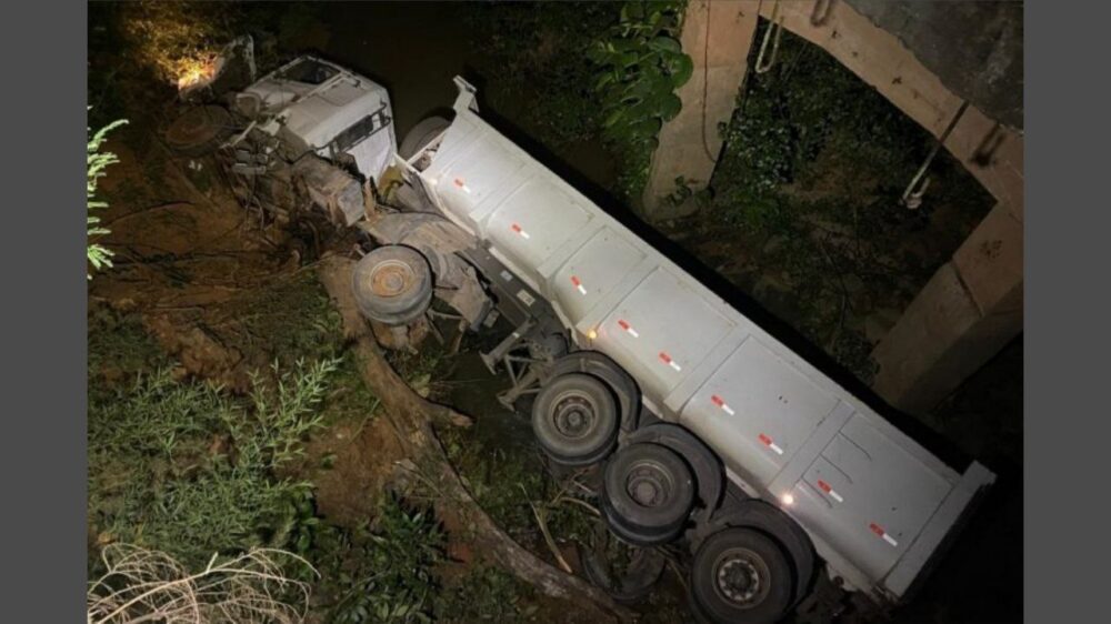 BR-356: motorista salta de caminhão em movimento antes de o veículo cair de ponte de 10 metros de altura