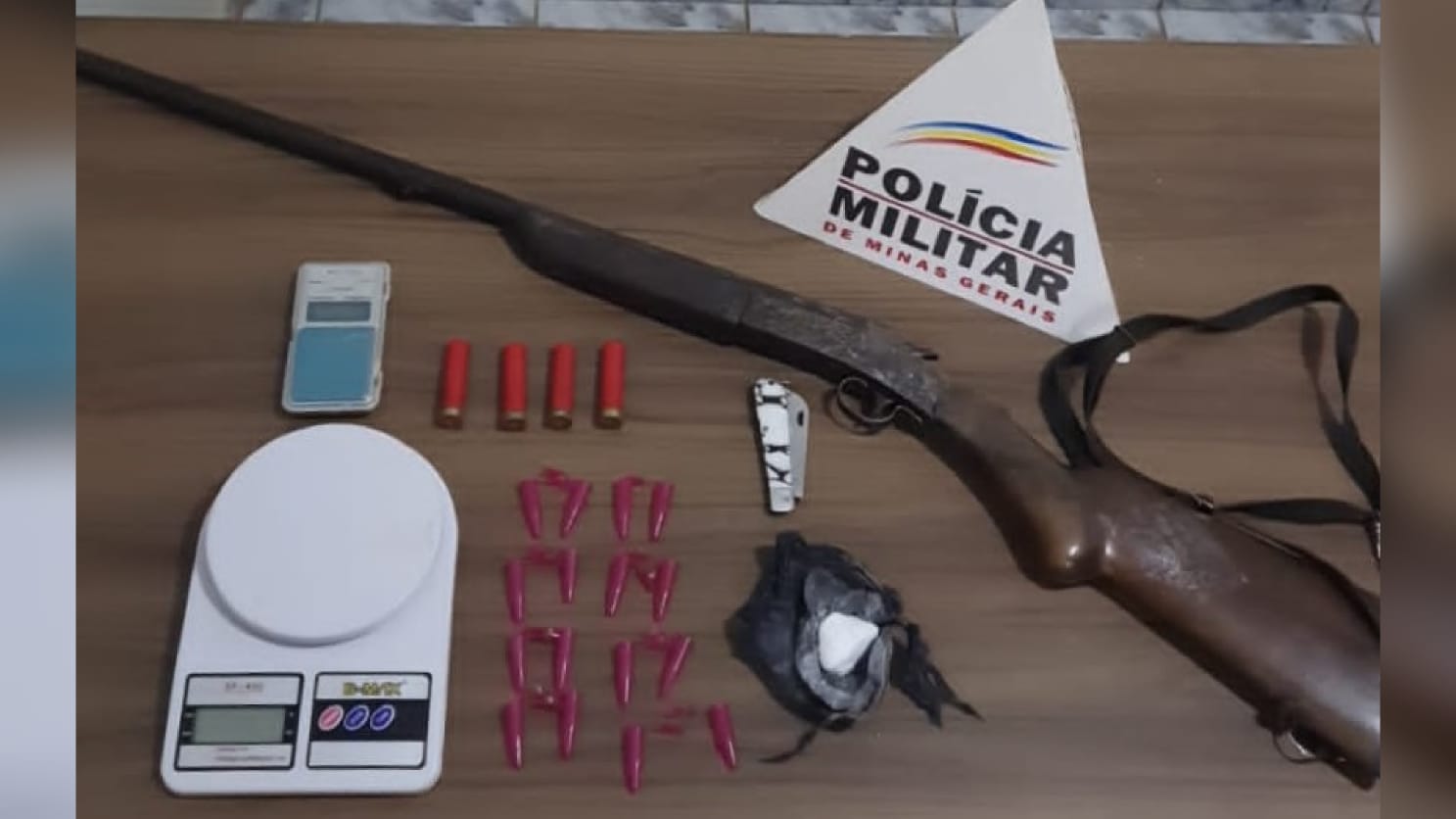 Ouro Preto: arma e cocaína são apreendidas em carro após denúncia de violência doméstica