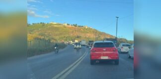 Acidente entre caminhão e carro deixa 2 pessoas feridas na BR-381 Acidente entre caminhão e carro deixa 2 pessoas feridas na BR-381