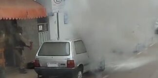 Itabirito: carro pega fogo no Santa Efigênia; dono, moradores e PM apagam chamas; VÍDEO Itabirito: carro pega fogo no Santa Efigênia; dono, moradores e PM apagam chamas; VÍDEO