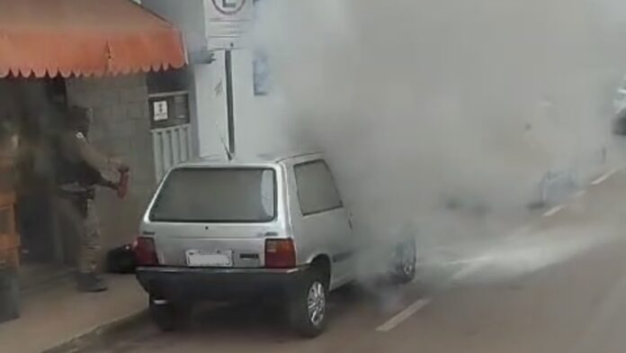 Itabirito: carro pega fogo no Santa Efigênia; dono, moradores e PM apagam chamas; VÍDEO
