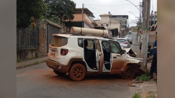 Itabirito: motorista passa mal ao volante e colide com poste no Santa Efigênia