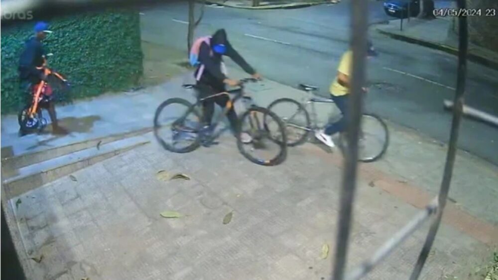 BH: 3 ladrões desmontam portão de condomínio e furtam 5 bicicletas e mangueiras de incêndio