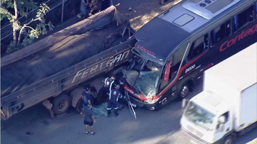 Acidente entre carreta e ônibus deixa 15 pessoas feridas em Belo Horizonte