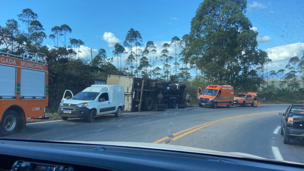 Serra da Santa, BR-356: carreta com carga de bebidas tomba e motorista fica preso na cabine, em Itabirito
