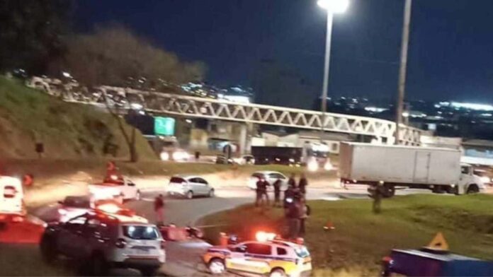 2 colombianos morrem esmagados por carreta em BH