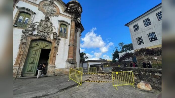 Veículo colide contra muro da Igreja São Francisco de Assis em Ouro Preto