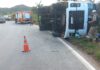 Itabirito, Serra da Santa, BR-356: carreta com bebidas tomba e motorista fica preso na cabine; FOTOS Itabirito, Serra da Santa, BR-356: carreta com bebidas tomba e motorista fica preso na cabine; FOTOS