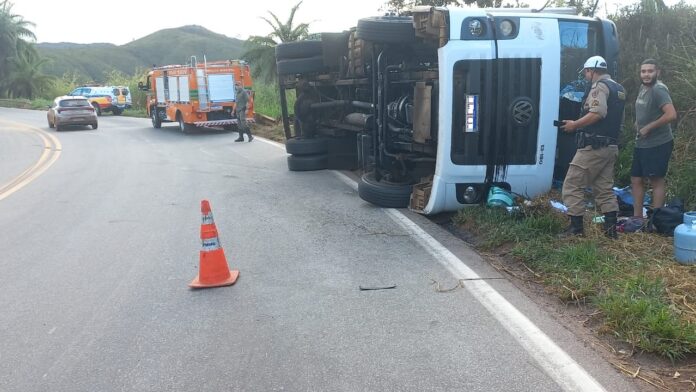 Itabirito, Serra da Santa, BR-356: carreta com bebidas tomba e motorista fica preso na cabine; FOTOS