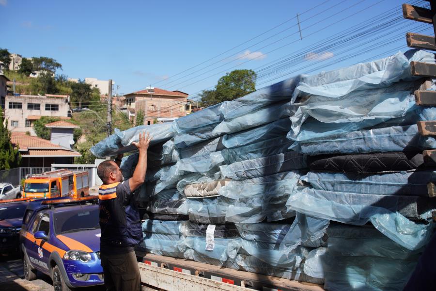 Defesa Civil de Itabirito entrega 80 colchões para o Rio Grande do Sul e começa campanha de arrecadação  