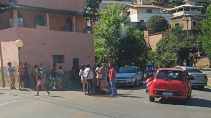 Itabirito: colisão entre moto e carro deixa mulher ferida no bairro Padre Adelmo