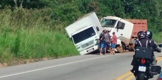 Ouro Preto: carreta acerta traseira de caminhão na BR-356; veja vídeo BR-356: carreta acerta traseira de caminhão em Ouro Preto; veja vídeo