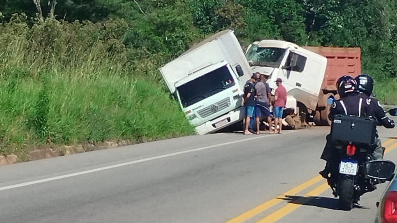 BR-356: carreta acerta traseira de caminhão em Ouro Preto; veja vídeo