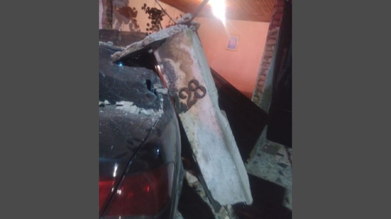 Itabirito: carro com família bate em muro de casa do bairro São José e chega atingir a sala  