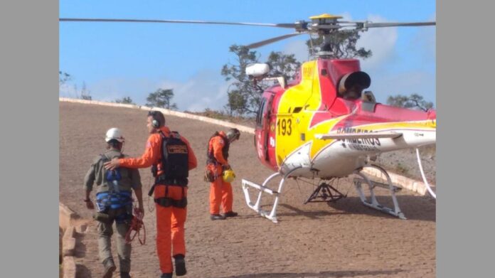 Itabirito: homem ferido se perde em cachoeira, faz sinal de fumaça e é achado por helicóptero