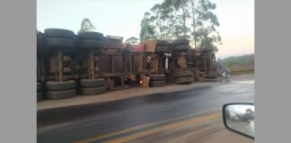 Itabirito, Serra da Santa: carreta tomba na BR-356 Itabirito, Serra da Santa: carreta tomba na BR-356