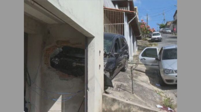 Mãe e filha de 1 ano são atingidas por carro sem motorista em BH