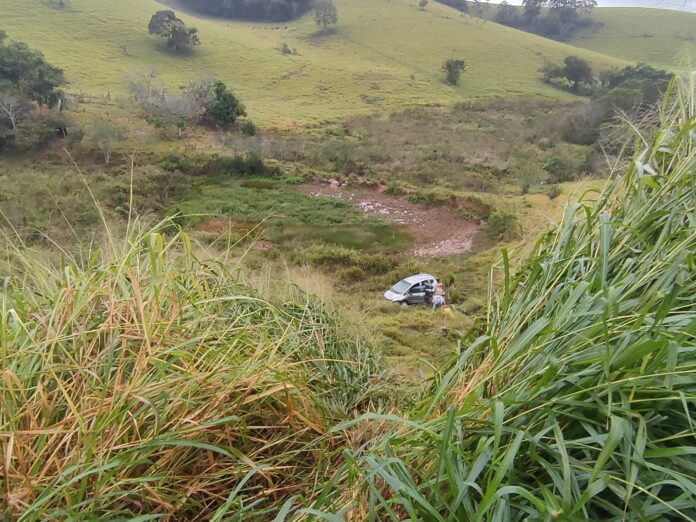 Carro capota ao descer barranco de cerca de 15 metros na BR-459