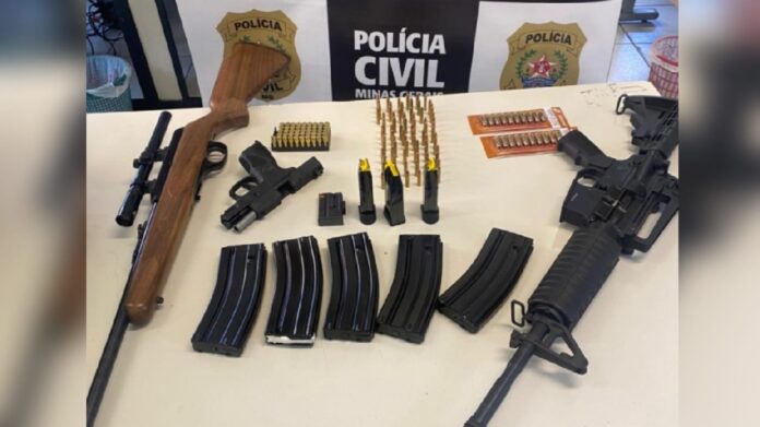 Fuzil, rifle, pistola e quase 150 munições são apreendidos em residência de BH