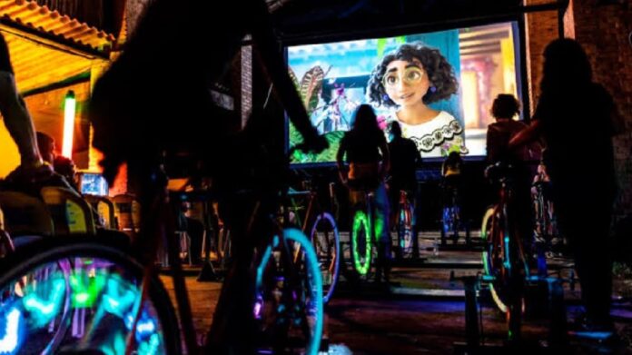 Cinema movido a energia vinda do pedalar de bicicletas! BikeCine chega a Mariana