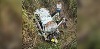 MG-383: carro cai de 10 m, capota e passageira fica ferida, em Conselheiro Lafaiete Carro cai de uma altura de 10m e deixa mulher com o braço ferido em Conselheiro Lafaiete