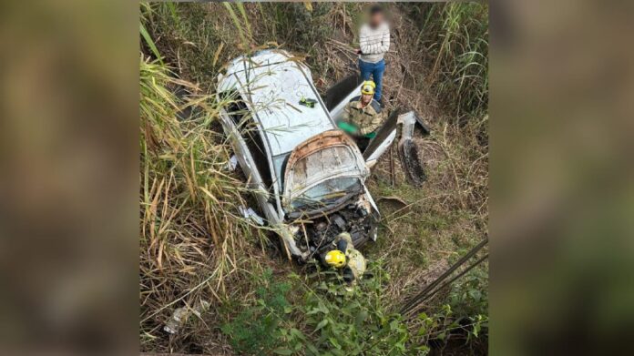 Carro cai de uma altura de 10m e deixa mulher com o braço ferido em Conselheiro Lafaiete