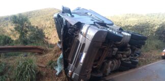 Itabirito, Serra da Santa: motorista tem fratura exposta após carreta tombar na BR-356