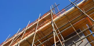 MG: homem morre ao cair de andaime de 7 metros MG: homem morre ao cair de andaime de 7 metros