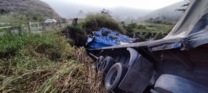 Motorista morre após carreta sair da pista e cair em barranco na BR-267