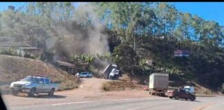 BR-040, Ribeirão do Eixo, Itabirito: carreta invade recuo da Lanchonete Casa do Pé de Moleque