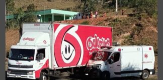 Itabirito: caminhão-baú e ambulância da Prefeitura se chocam na BR-356 Itabirito: caminhão-baú e ambulância da Prefeitura se chocam na BR-356