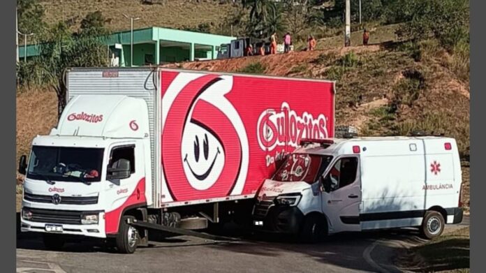 Itabirito: caminhão-baú e ambulância da Prefeitura se chocam na BR-356