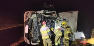 Choque entre carreta e caminhão mata motorista na BR-251; VEJA FOTOS Acidente em Francisco Sá - Foto: CBMMG