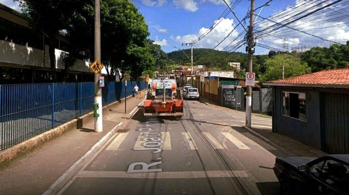 Itabirito: ao acessar Rua João Pinheiro, veículo acerta motociclista, que sofre fratura exposta