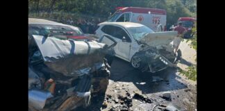 Pancada violenta entre 2 carros deixa 4 feridos na BR-120; FOTOS Pancada violenta entre 2 carros deixa 4 feridos na BR-120; FOTOS