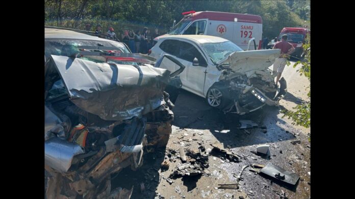 Pancada violenta entre 2 carros deixa 4 feridos na BR-120; FOTOS