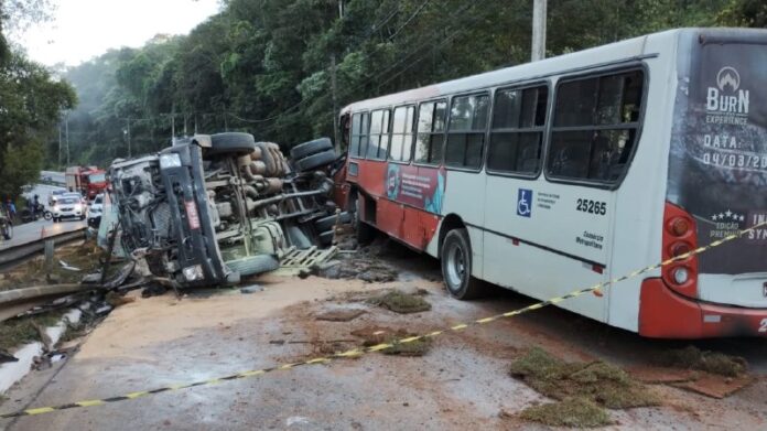 Acidente envolvendo ônibus e carreta deixa feridos na MG-030, em Nova Lima