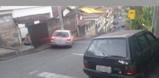 Itabirito: em morro, condutora perde controle do carro, bate em veículo estacionado e, depois, em poste Itabirito: em morro, condutora perde controle do carro, bate em veículo estacionado e, depois, em poste