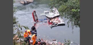 Mariana: caminhão cai no Rio Gualaxo; motorista fica preso com água até o pescoço Mariana: caminhão cai no Rio Gualaxo; motorista fica preso com água até o pescoço